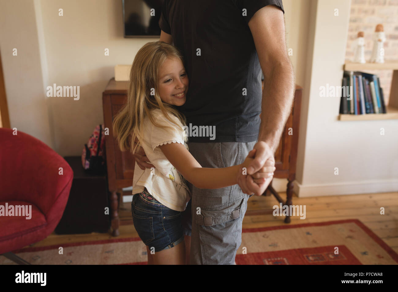Vater Tochter zusammen tanzen im Wohnzimmer. Stockfoto