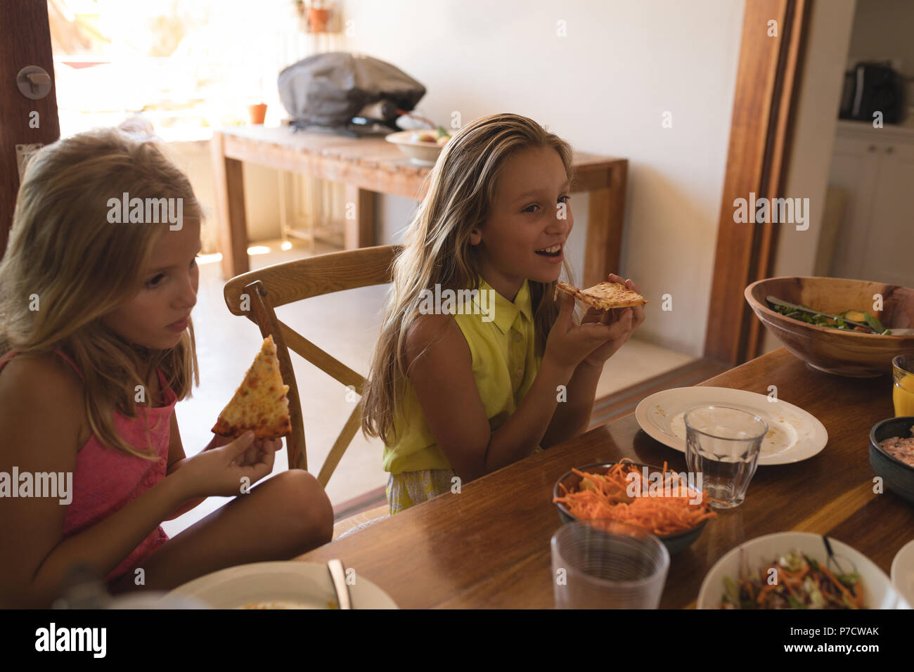 Geschwister in Pizza in der Küche Stockfoto