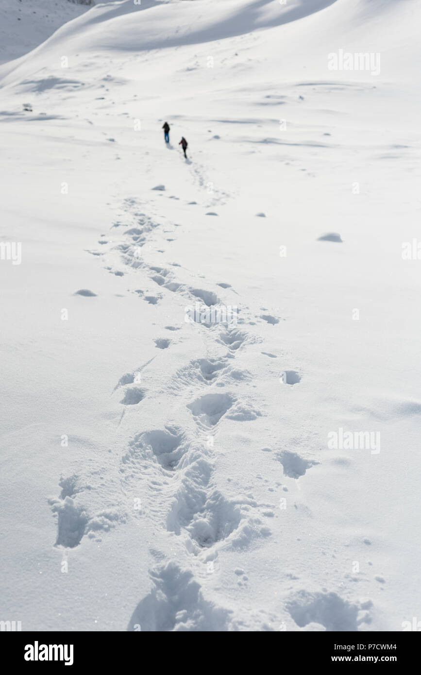 Paar auf einem schneebedeckten Berg Stockfoto