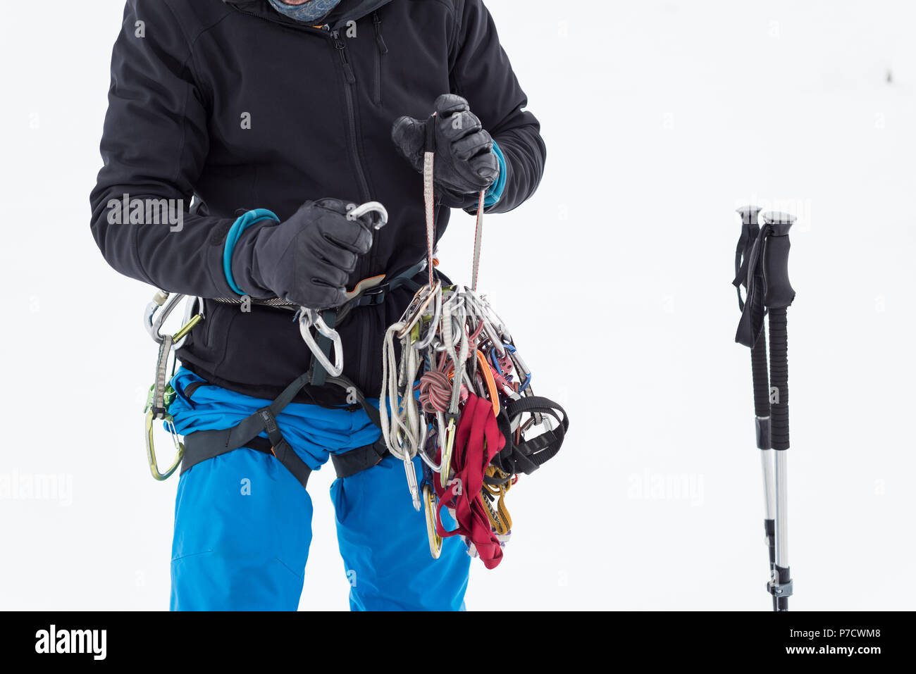 Männliche Wanderer holding Karabiner an einem verschneiten Region Stockfoto