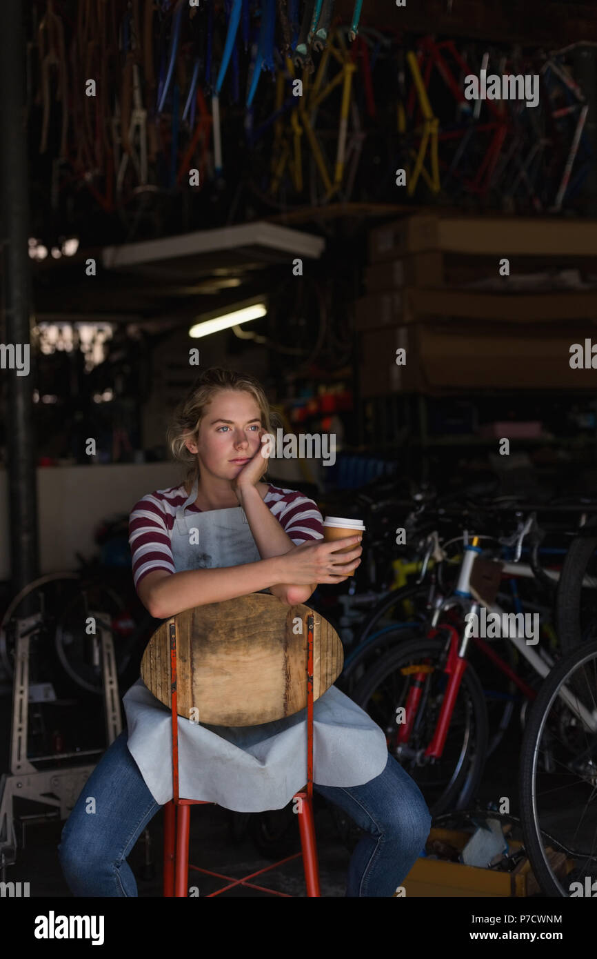 Mechanikerin Kaffee in der Werkstatt Stockfoto