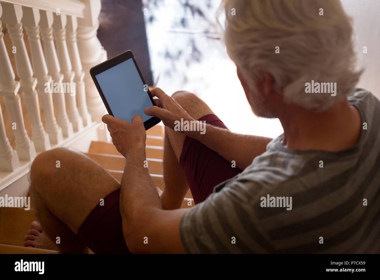 Ältere Menschen mit digitalen Tablet auf Treppen Stockfoto