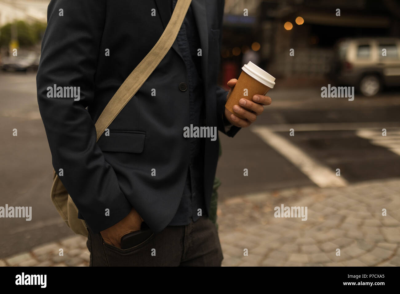 Geschäftsmann holding Einweg Kaffeetasse Stockfoto