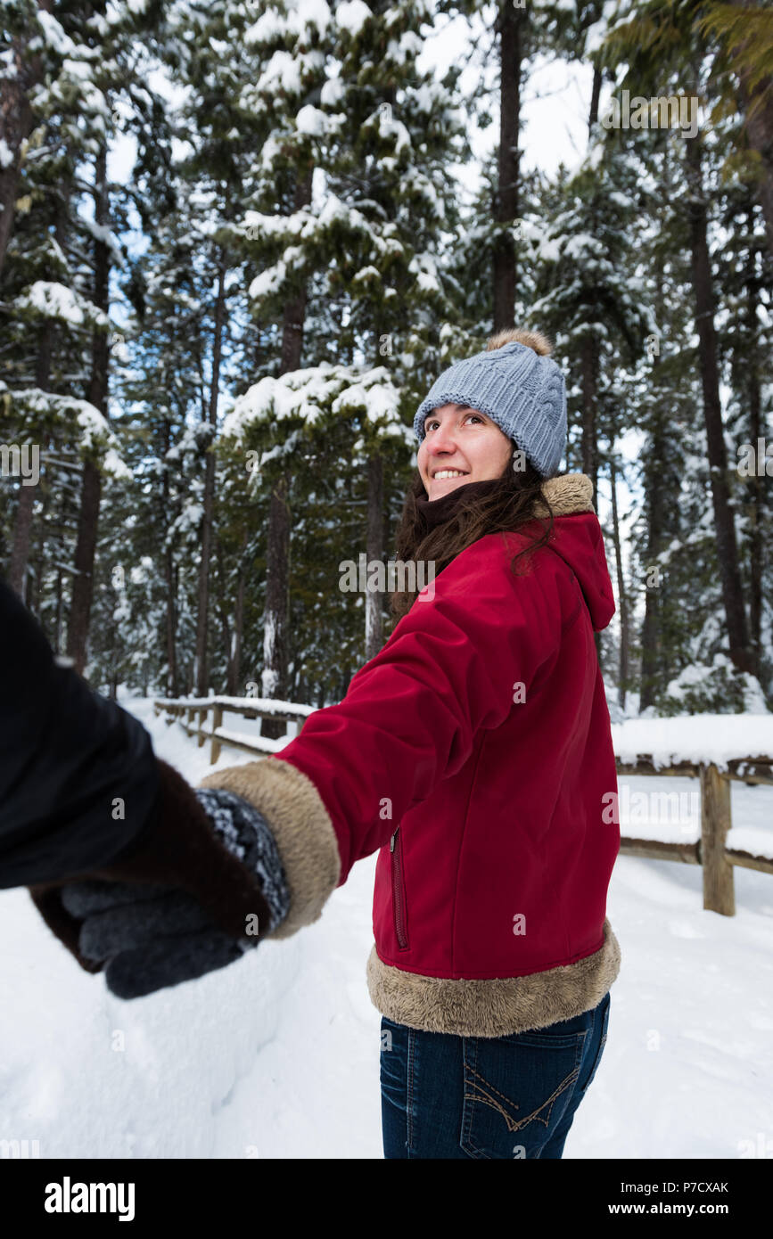Paar hält Hände im Schnee Wald Stockfoto