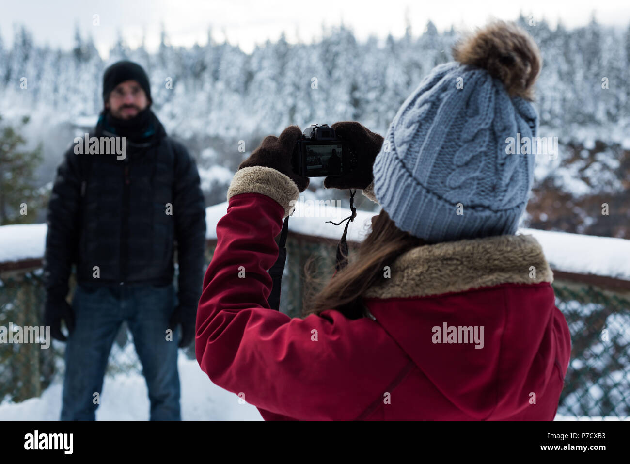 Frau unter Foto von Mann mit Kamera Stockfoto
