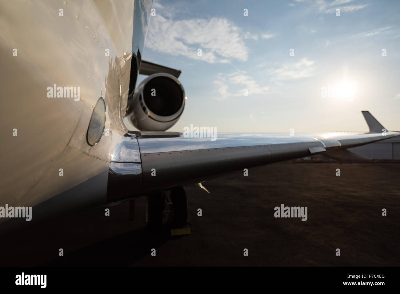 Private Jet mit Teil der Tragfläche Stockfoto
