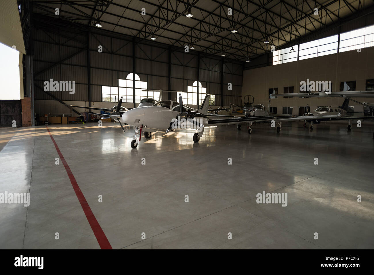 Private Jet im Hangar Stockfoto