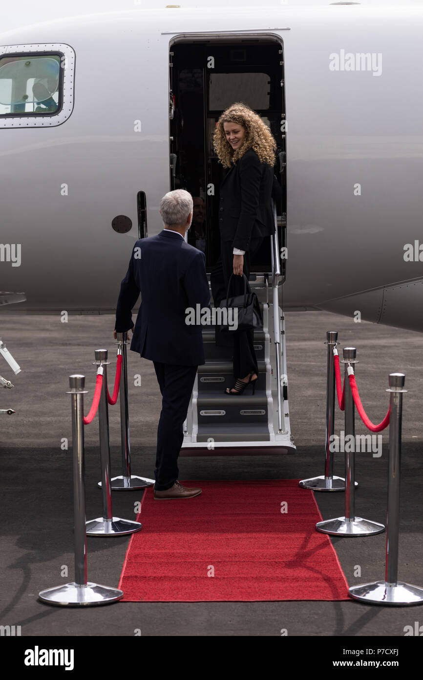 Business Menschen miteinander am Eingang der privaten Jet Interaktion Stockfoto