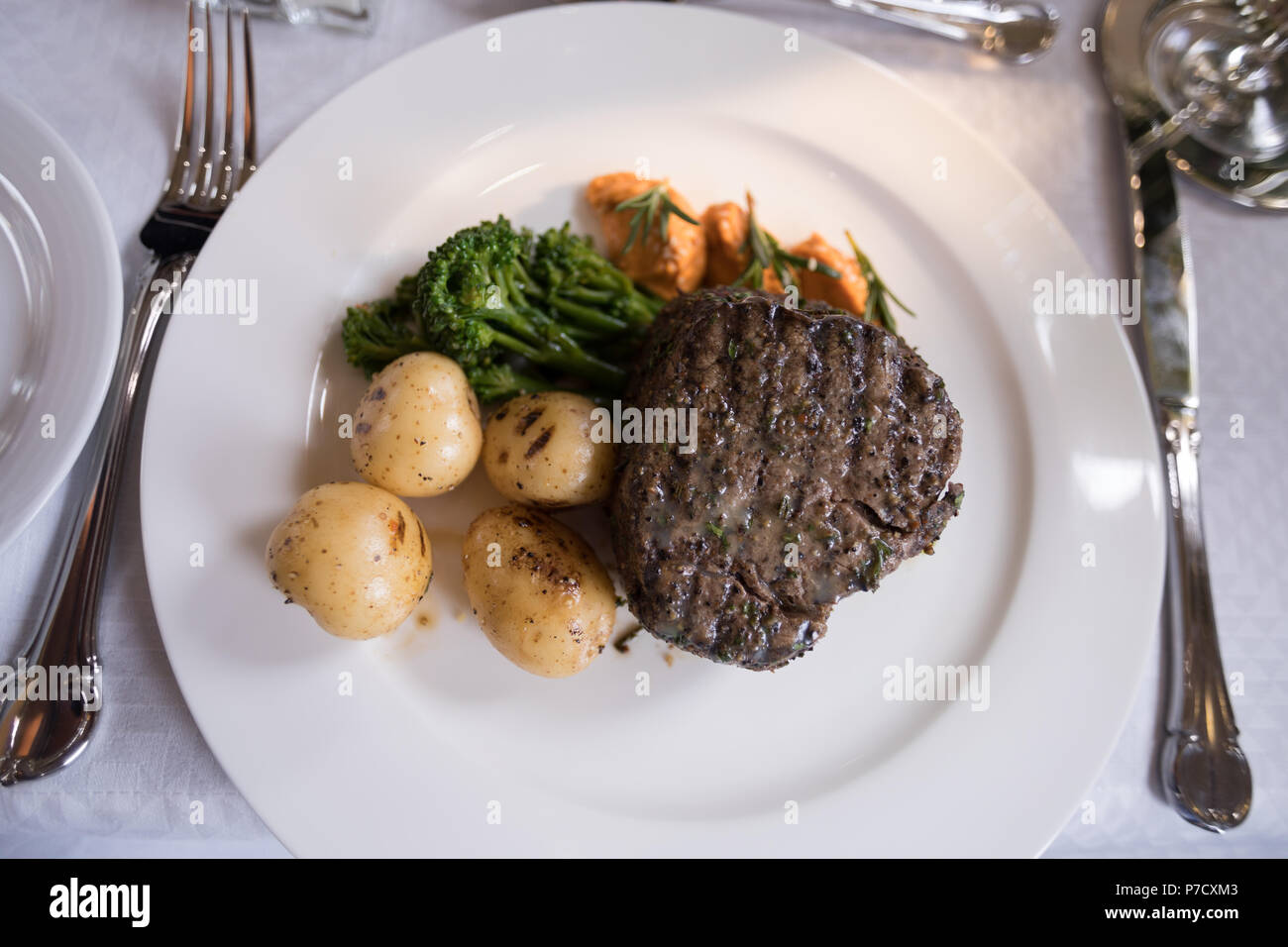 Mahlzeit serviert auf einem Tisch in Private Jet Stockfoto