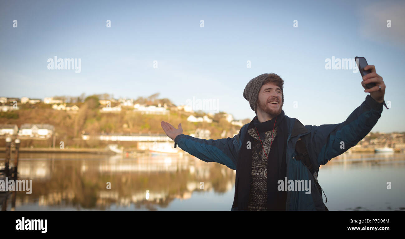 Männliche Wanderer unter selfie mit Handy in der Nähe des Sees Stockfoto
