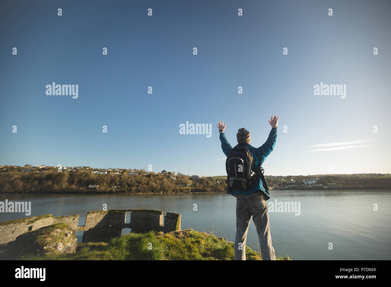 Männliche Wanderer stehend mit Arme bis in die Landschaft Stockfoto