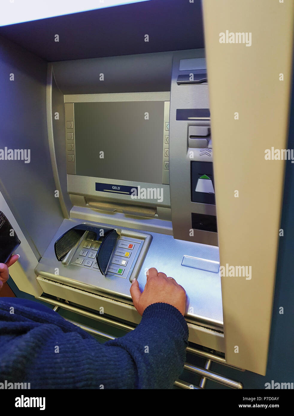 ATM Geldautomaten im laufenden Betrieb. Leerer Bildschirm für Modell Stockfoto
