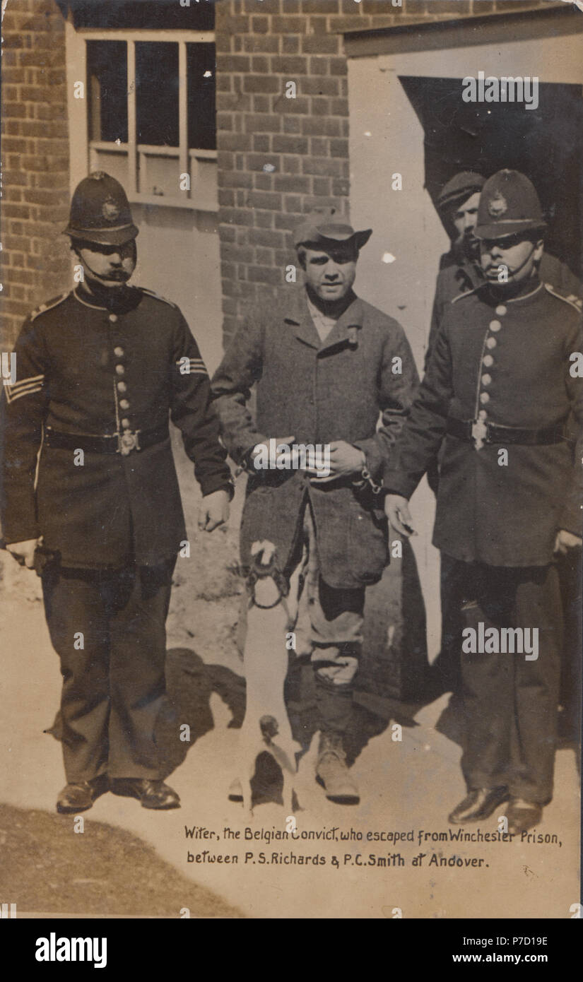 Vintage Foto von Witer, die Belgische überführen, die Entronnenen von Winchester Gefängnis, zwischen Polizei Sergeant Richards und PC-Board-abstandshalter Smith bei Andover Stockfoto