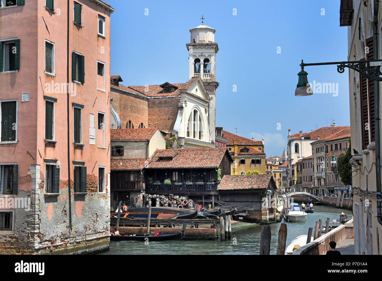 Typisch venezianischen Werft, wo die Schiffe der kleinen Abmessungen angelegt, gebaut und wie Gondeln, pupparini, sandoli, sciopòni und andere Boote, die typisch für die venezianische Lagune Tradition repariert. (Die Squero San Trovaso steigt entlang des gleichnamigen Flusses und stammt aus dem 17. Jahrhundert.) Gemälde gleichen Ort Venedig, Venedig, Italien, Italienisch, Stockfoto