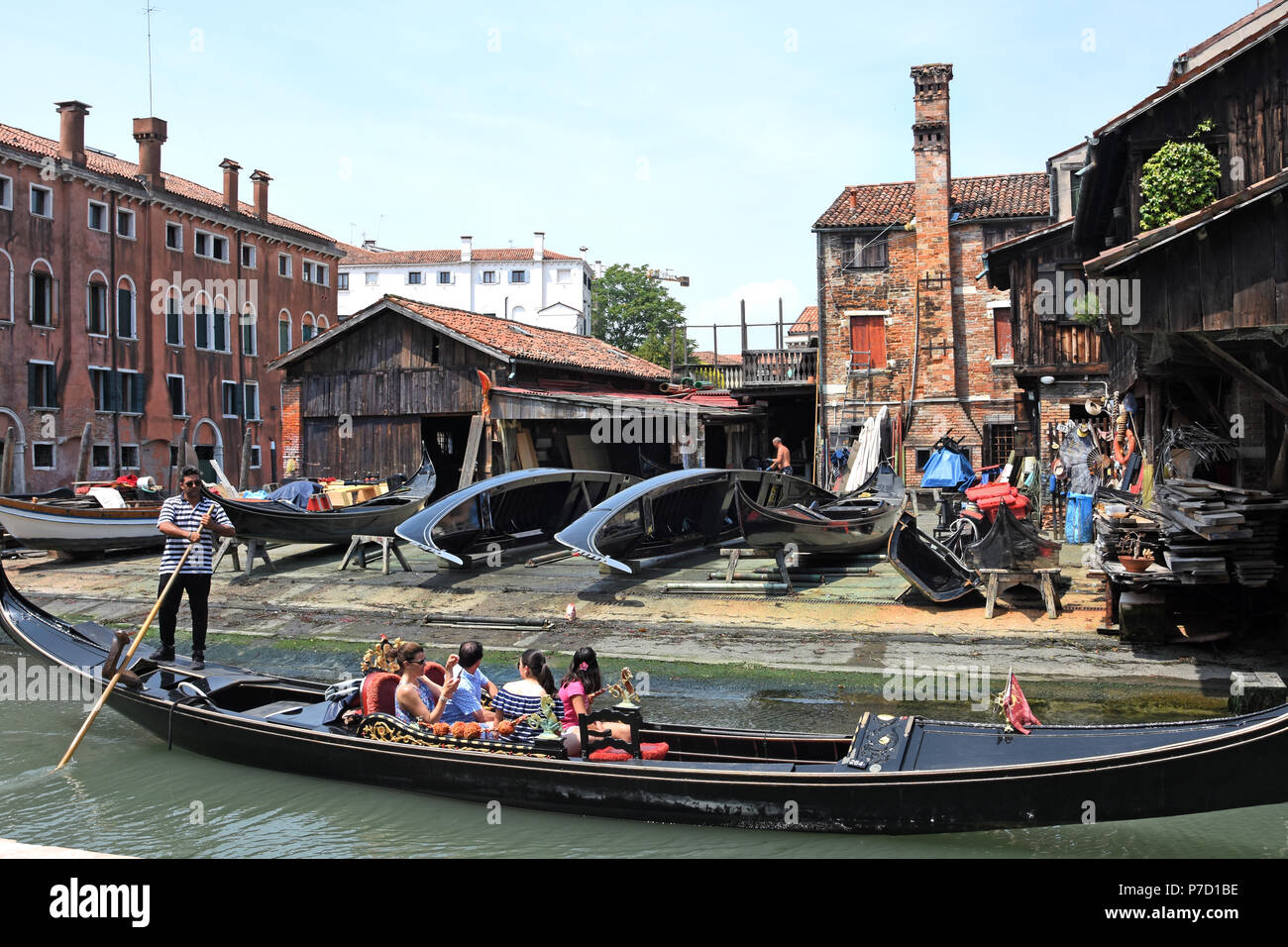 Typisch venezianischen Werft, wo die Schiffe der kleinen Abmessungen angelegt, gebaut und wie Gondeln, pupparini, sandoli, sciopòni und andere Boote, die typisch für die venezianische Lagune Tradition repariert. (Die Squero San Trovaso steigt entlang des gleichnamigen Flusses und stammt aus dem 17. Jahrhundert.) Gemälde gleichen Ort Venedig, Venedig, Italien, Italienisch, Stockfoto