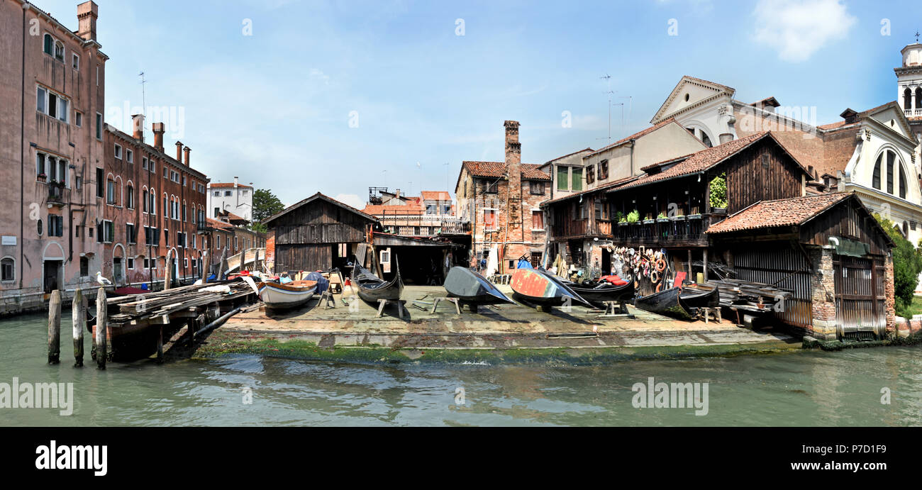 Typisch venezianischen Werft, wo die Schiffe der kleinen Abmessungen angelegt, gebaut und wie Gondeln, pupparini, sandoli, sciopòni und andere Boote, die typisch für die venezianische Lagune Tradition repariert. (Die Squero San Trovaso steigt entlang des gleichnamigen Flusses und stammt aus dem 17. Jahrhundert.) Malerei an der gleichen Stelle Stockfoto
