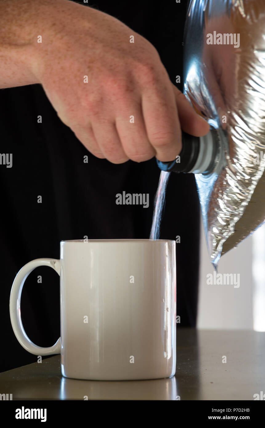 Goon Sack Giessen In Eine Tasse Mit Einem Manner Hand In Frame Stockfotografie Alamy Facebook gives people the power to share and makes the world. alamy