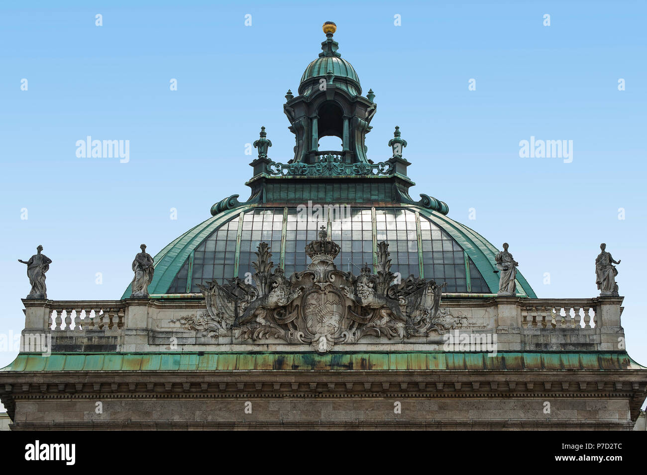 Laterne, Wappen und dekorative Figuren auf dem alten Palast der Justiz, München, Oberbayern, Bayern, Deutschland Stockfoto