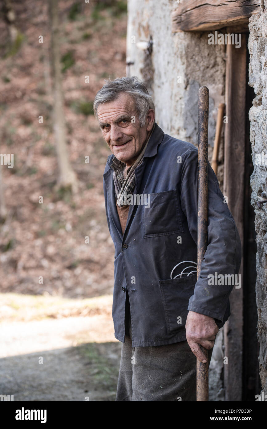 Westliche Piemont, Norditalien: der Landwirt außerhalb seiner stabilen Posing Stockfoto