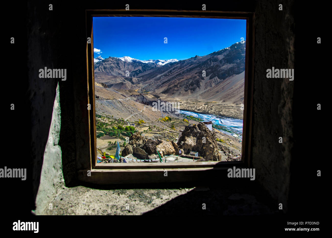 Dhankar Gompa durch das alte Fort. Es liegt auf einer Höhe von 3,894 Metern. Der Komplex befindet sich auf einem 300 Meter hohen gebaut. Stockfoto