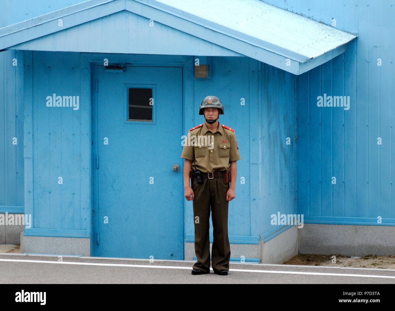 Soldat bewacht die nordkoreanische Seite des DMZ-ständigen Aufmerksamkeit Stockfoto