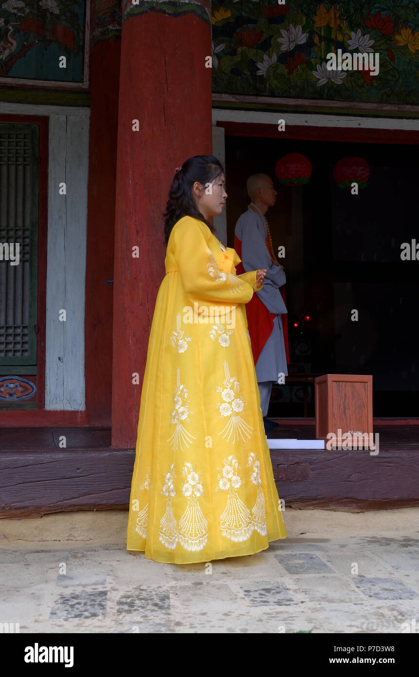 Koreanische Frau Arbeiten Als Reiseleiter In Der Traditionellen Tracht Kleid Am Pohyon Sa Koreanischen Buddhistischen Tempel Nordkorea Stockfotografie Alamy