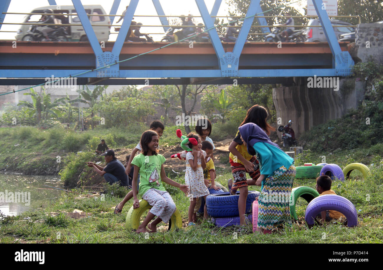 Kinder, die am Ufer des Flusses Citarum, Bandung, Indonesien, Südostasien, Asien. Stockfoto
