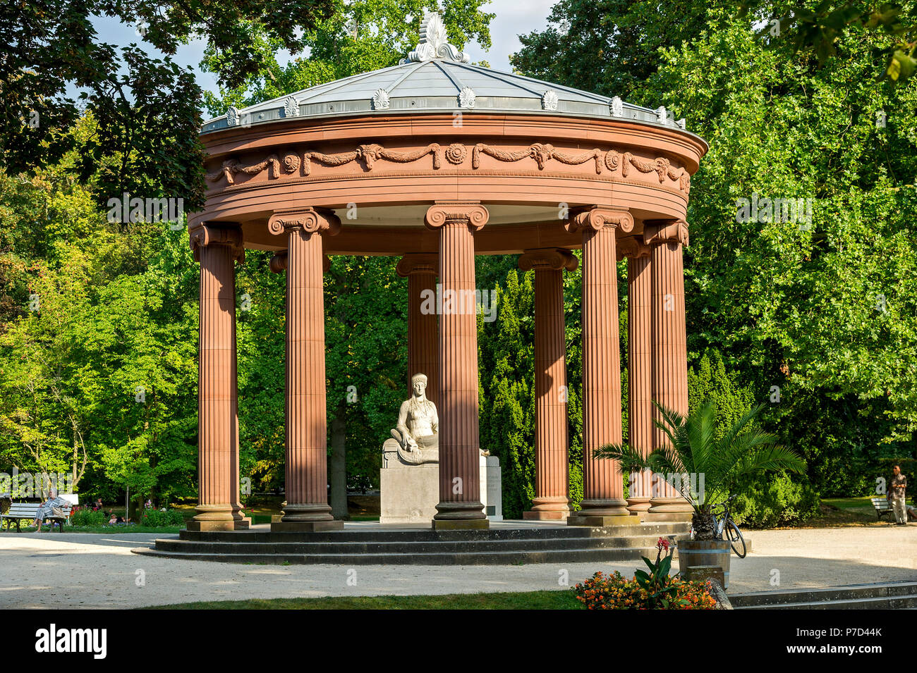 Runde Tempel mit Marmor Skulptur der Göttin Hygieia von Hans Dammann, Elisabethenbrunnen, Wellness Garten Stockfoto