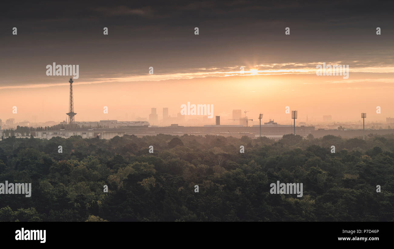 Berliner Funkturm und City West bei Sonnenaufgang, Berlin, Deutschland Stockfoto