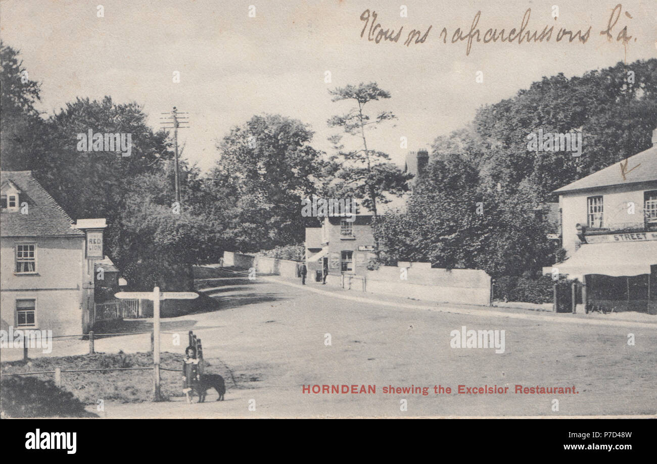 Jahrgang 1906 Postkarte von horndean Zeigt das Red Lion Pub und das Excelsior Restaurant Stockfoto