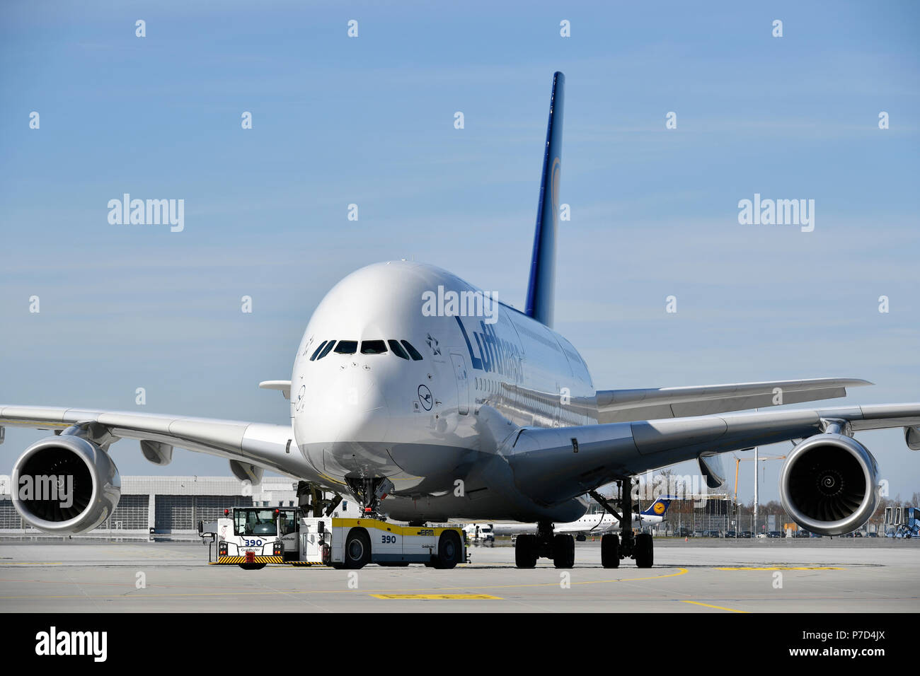 Lufthansa, Airbus A380-800, im Schlepptau mit Push zurück Lkw, Flughafen München, Oberbayern, Bayern, Deutschland Stockfoto