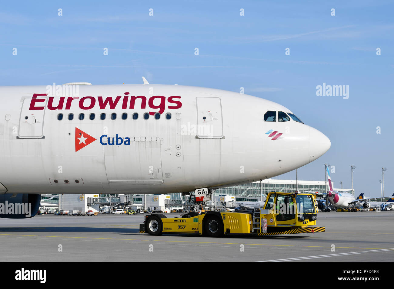 Eurowings, Airbus, A330 mit Push zurück Lkw, Flughafen München, Oberbayern, Bayern, Deutschland Stockfoto