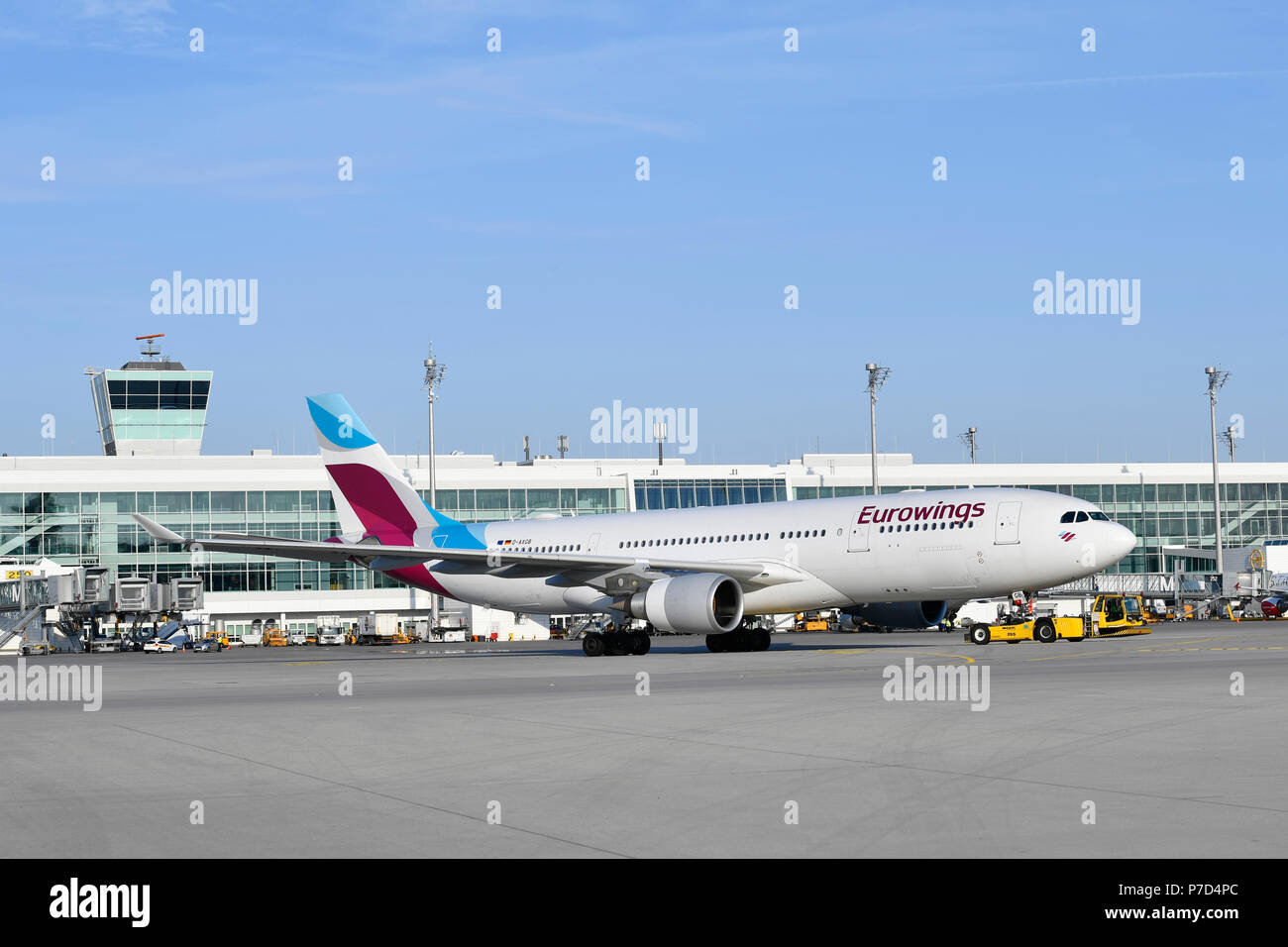 Eurowings, Airbus, A330 mit Push zurück Lkw, Flughafen München, Oberbayern, Bayern, Deutschland Stockfoto