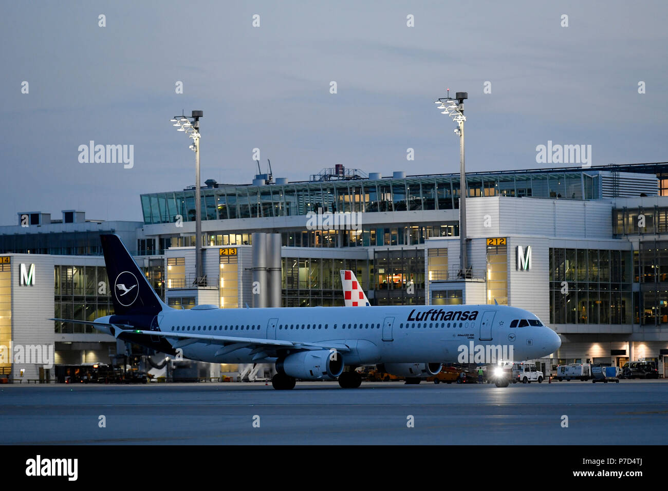 Lufthansa, Airbus, A 321-100, Neue Lackierung, Rollen in der Dämmerung vor Terminal 2, Flughafen München, Oberbayern, Bayern, Deutschland Stockfoto