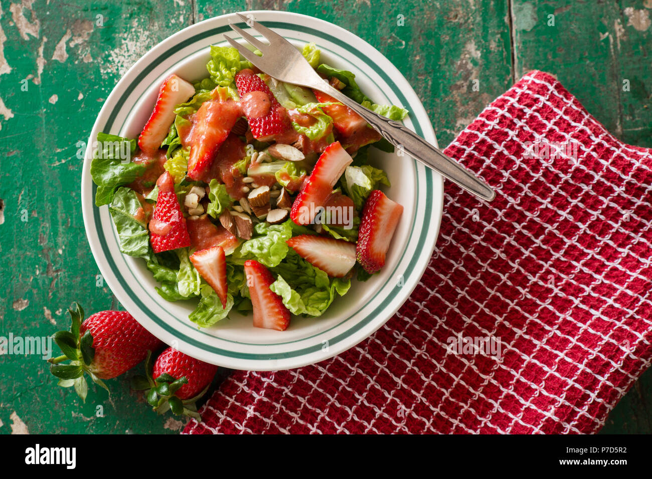Salat mit Erdbeeren in einem Teller serviert, das Essen noch-Leben, Studio shot Stockfoto