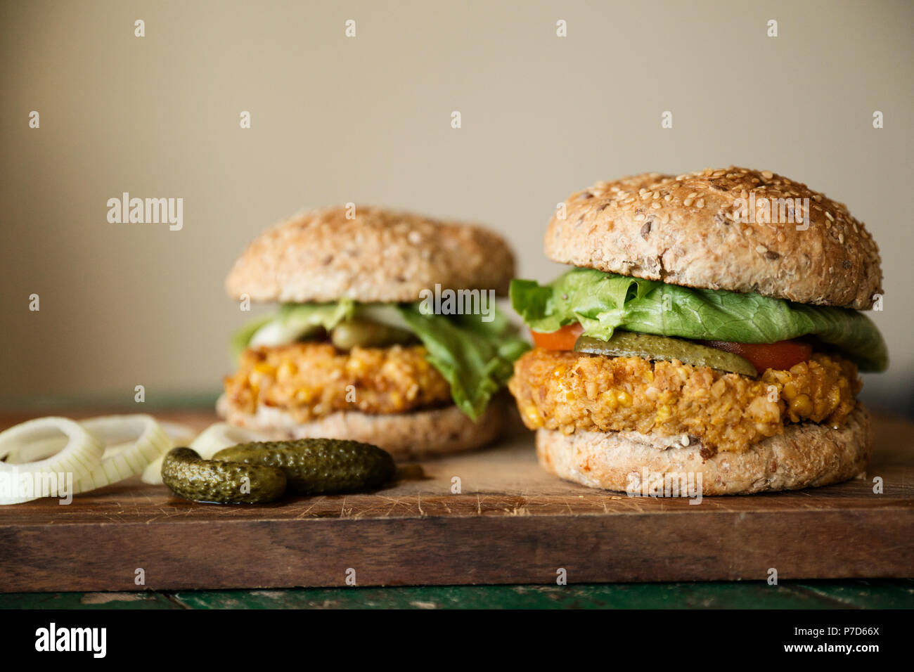 Vegane Burger mit Mais pattie, Essiggurken und Zwiebeln, essen Noch-leben, Studio shot Stockfoto