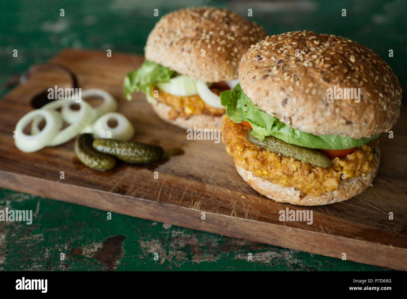 Vegane Burger mit Mais pattie, Essiggurken und Zwiebeln, essen Noch-leben, Studio shot Stockfoto
