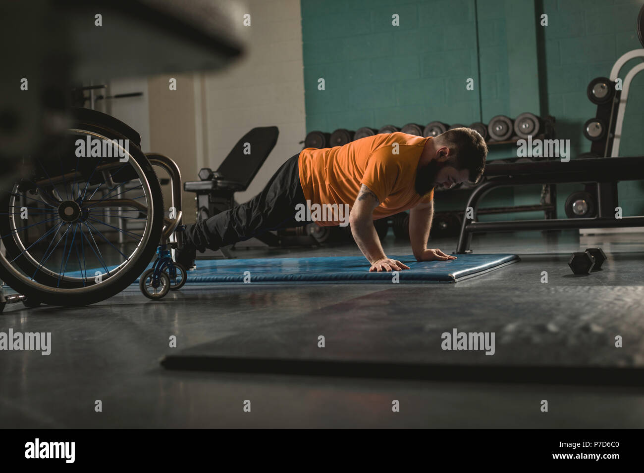 Behinderte Menschen Liegestütze machen Stockfoto