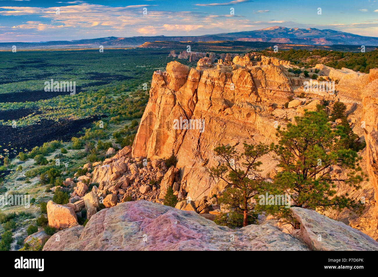 Sandstein Täuschungen über Lavafeld bei El Malpais National Monument, Sonnenuntergang, Mt Taylor in San Mateo Berge in der Ferne, New Mexico, USA Stockfoto