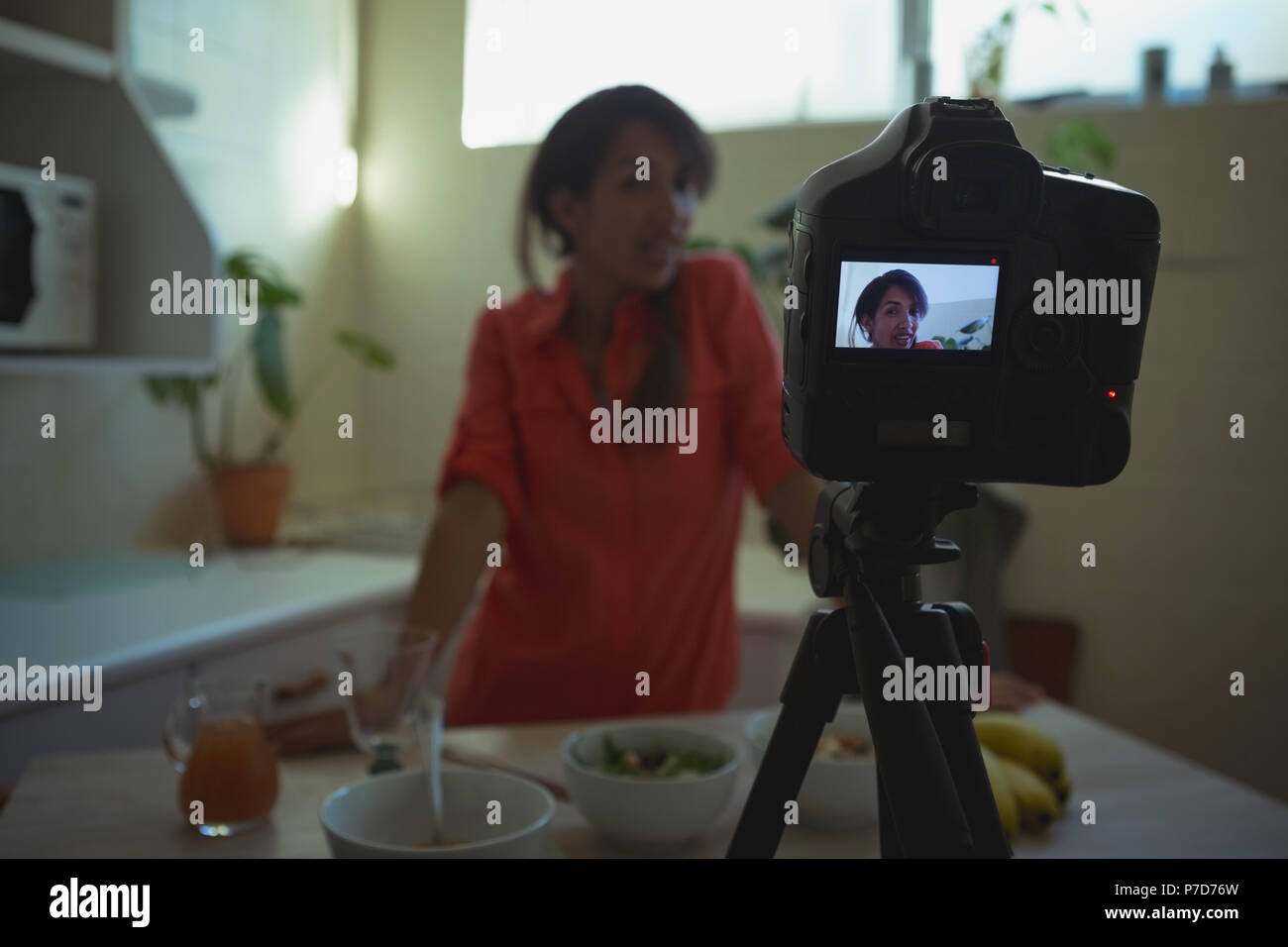 Female Video blogger Video vlog in der Küche Stockfoto