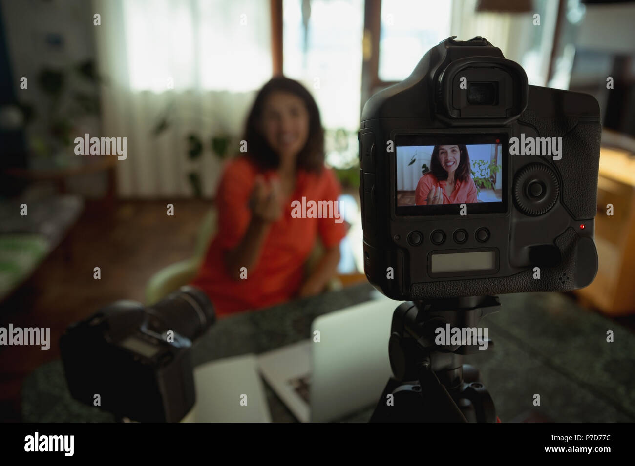 Female Video blogger Video vlog im Wohnzimmer Stockfoto
