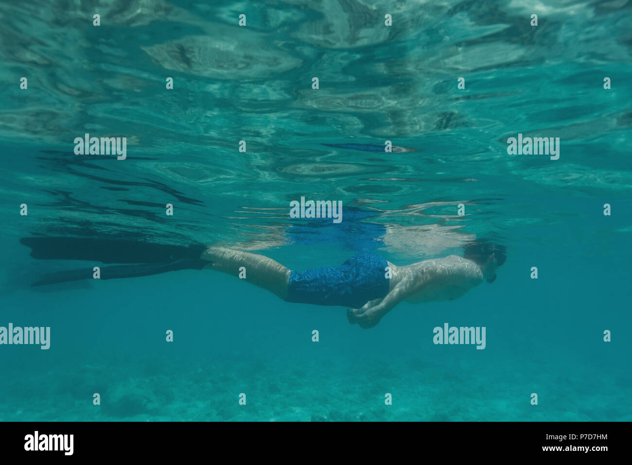 Mann unter Wasser Schnorcheln Stockfoto