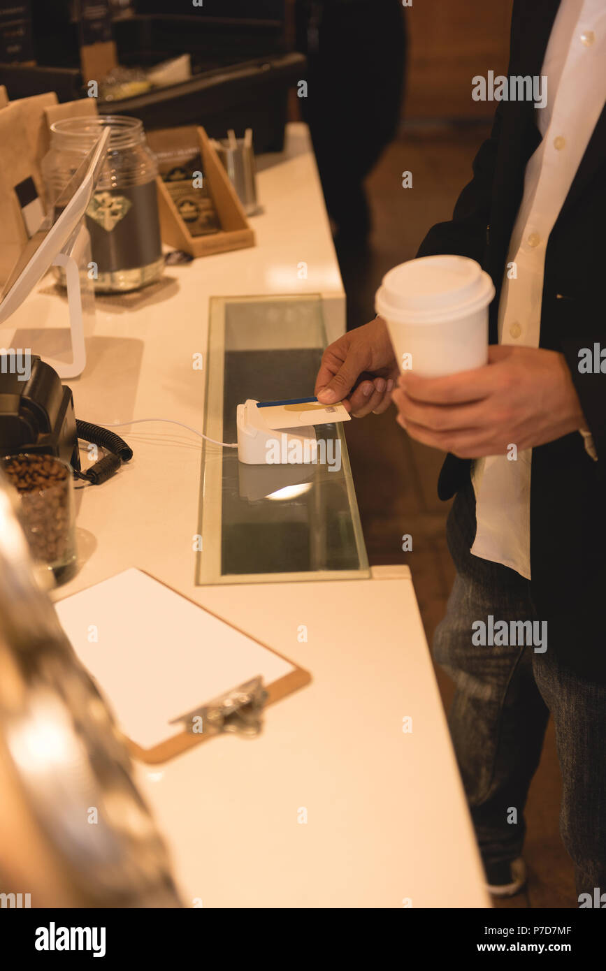 Unternehmer, die NFC-Zahlung im Coffee Shop Stockfoto