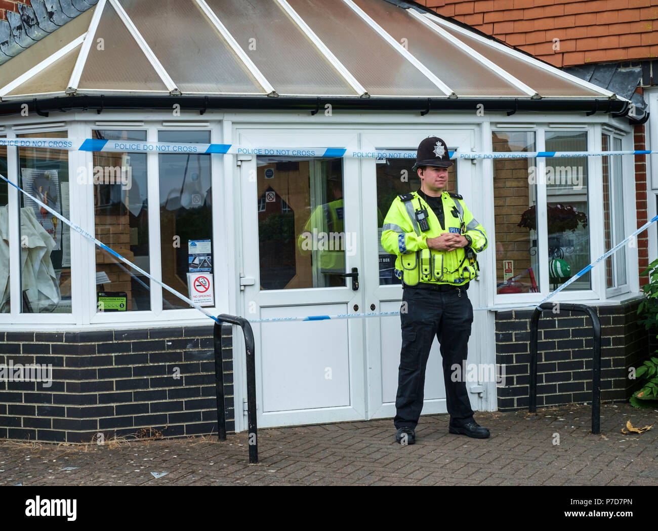 Ein Polizist bewacht die Amesbury Baptist Church. Da der Nerv agent Bedenken unter Quarantäne gestellt Stockfoto Ein Polizist bewacht die Amesbury Baptist Church. Da der Nerv agent Bedenken unter Quarantäne gestellt Stockfoto