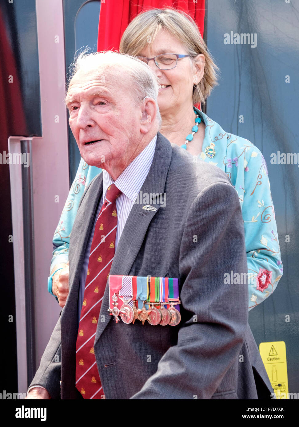 Herr George 'Johnny' Johnson, die Bombe aimer von Lancaster t-Tommy die Sorpe verdammt im WW2 dambusters Raid bombardiert. An der Temple Meads Station wo Stockfoto