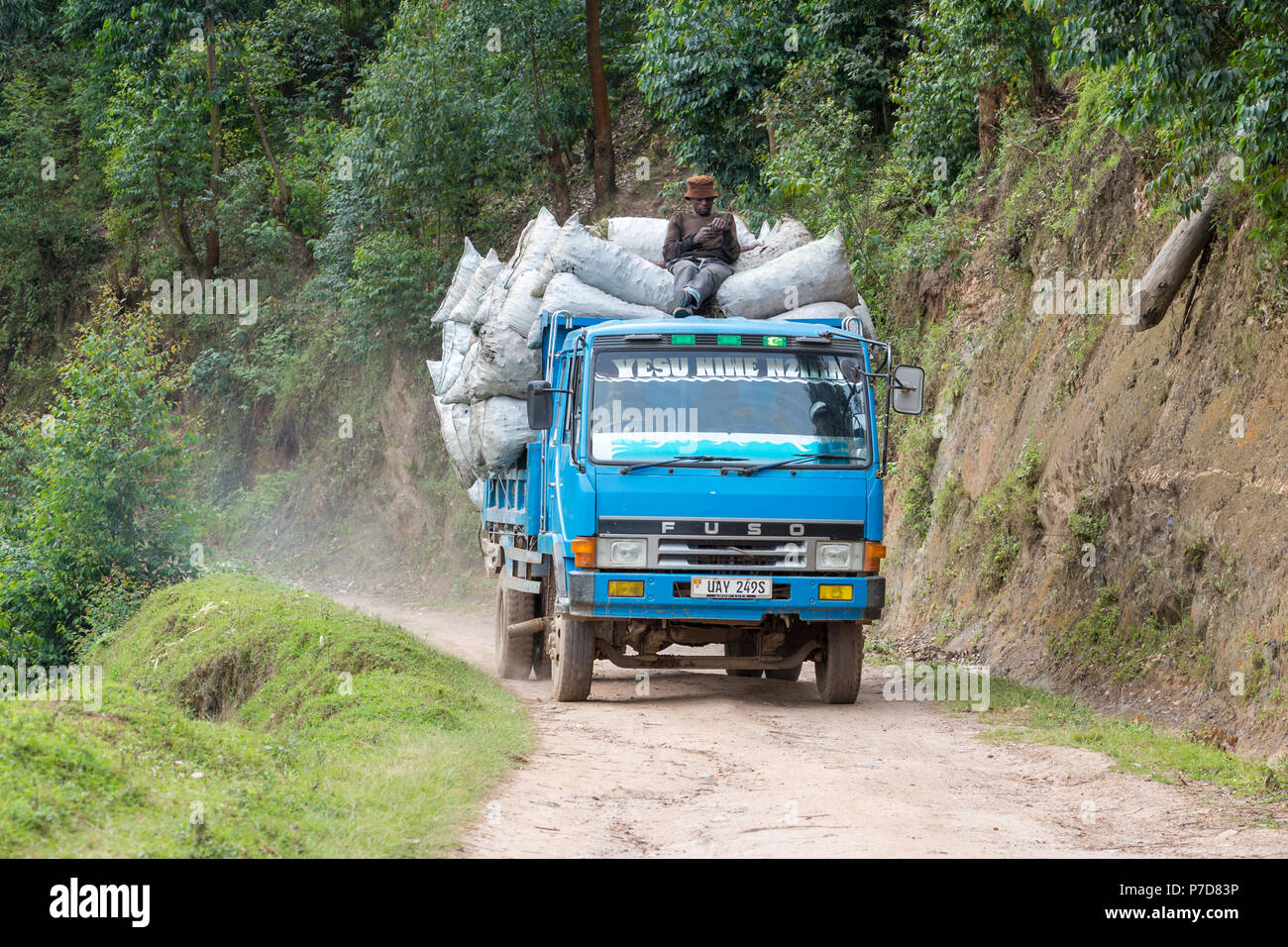 Voll beladenen Lkw auf Sand Road, Lake Mutanda, Uganda Stockfoto