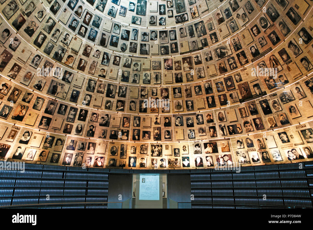 Bilder der getöteten Juden im Namen Hall, Gedenkstätte Yad Vashem, Jerusalem, Israel Stockfoto