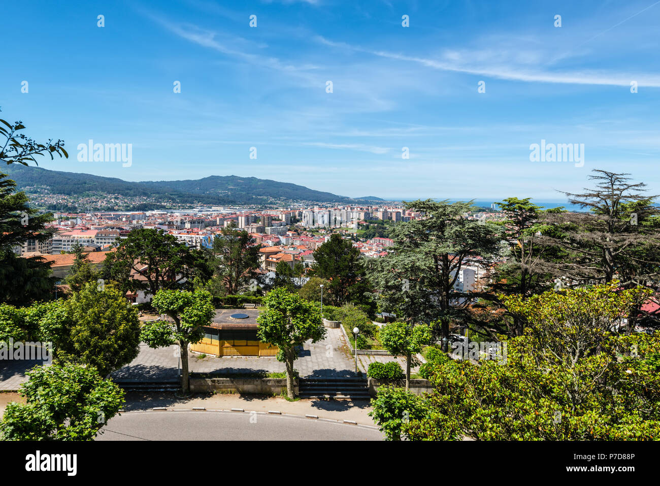 Vigo, Spanien - 20. Mai 2017: Die schöne Stadt Vigo. Blick aus dem Park in der Nähe der Ruine der Burg in Vigo, Galicien, Spanien, Europa. Stockfoto