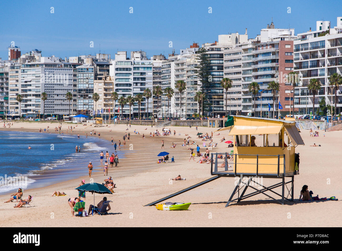 Schwimmer an den Strand der Stadt, lifeguard Tower und Wolkenkratzer in Montevideo, Uruguay Stockfoto Schwimmer an den Strand der Stadt, lifeguard Tower und Wolkenkratzer in Montevideo, Uruguay Stockfoto