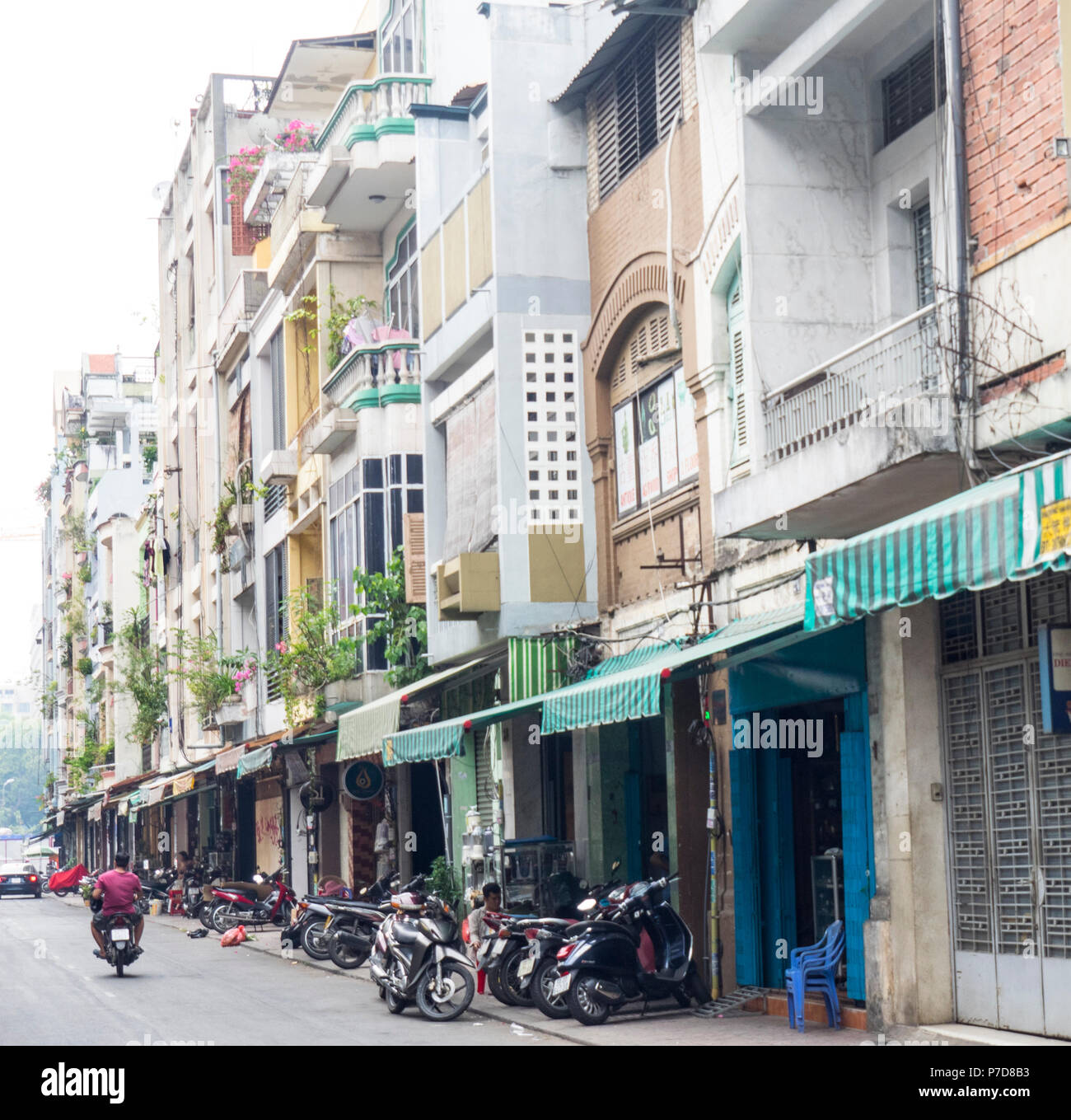 Lê Công Kiều Straße, antiken Straße, im Bezirk 1 Gesäumt von Antiquitätenläden und Motorräder auf dem Bürgersteig geparkt, Ho Chi Minh City, Vietnam. Stockfoto